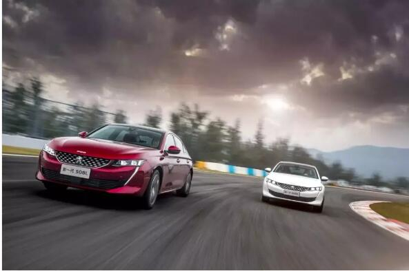 路面是黄虚线时 超车要注重什么！